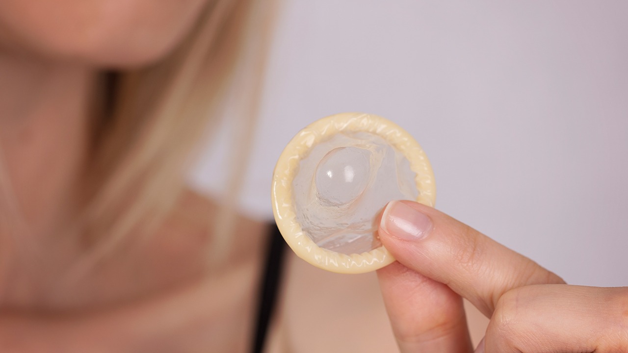 使用避孕套避孕是否安全 避孕套的种类有哪些