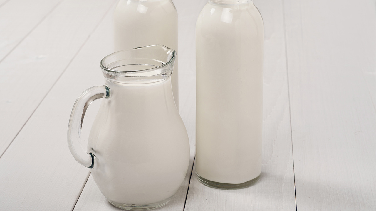 纯牛奶什么时候喝最好 早上喝纯牛奶的好处有什么
